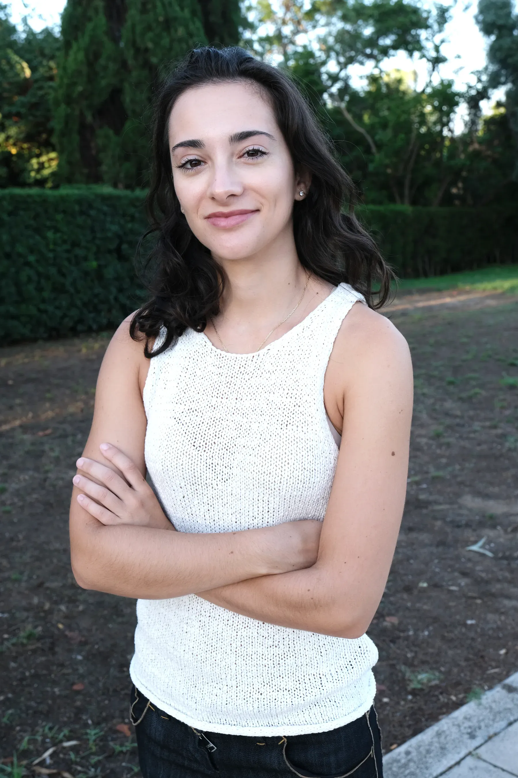 Júlia Frances Pons sonriendo con los brazos cruzados